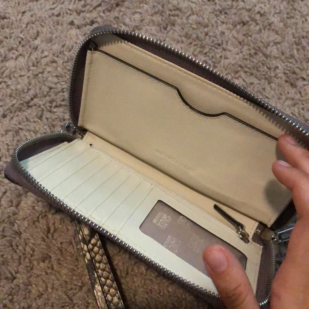 Michael Kors Phone wallet - Picture 2 of 3